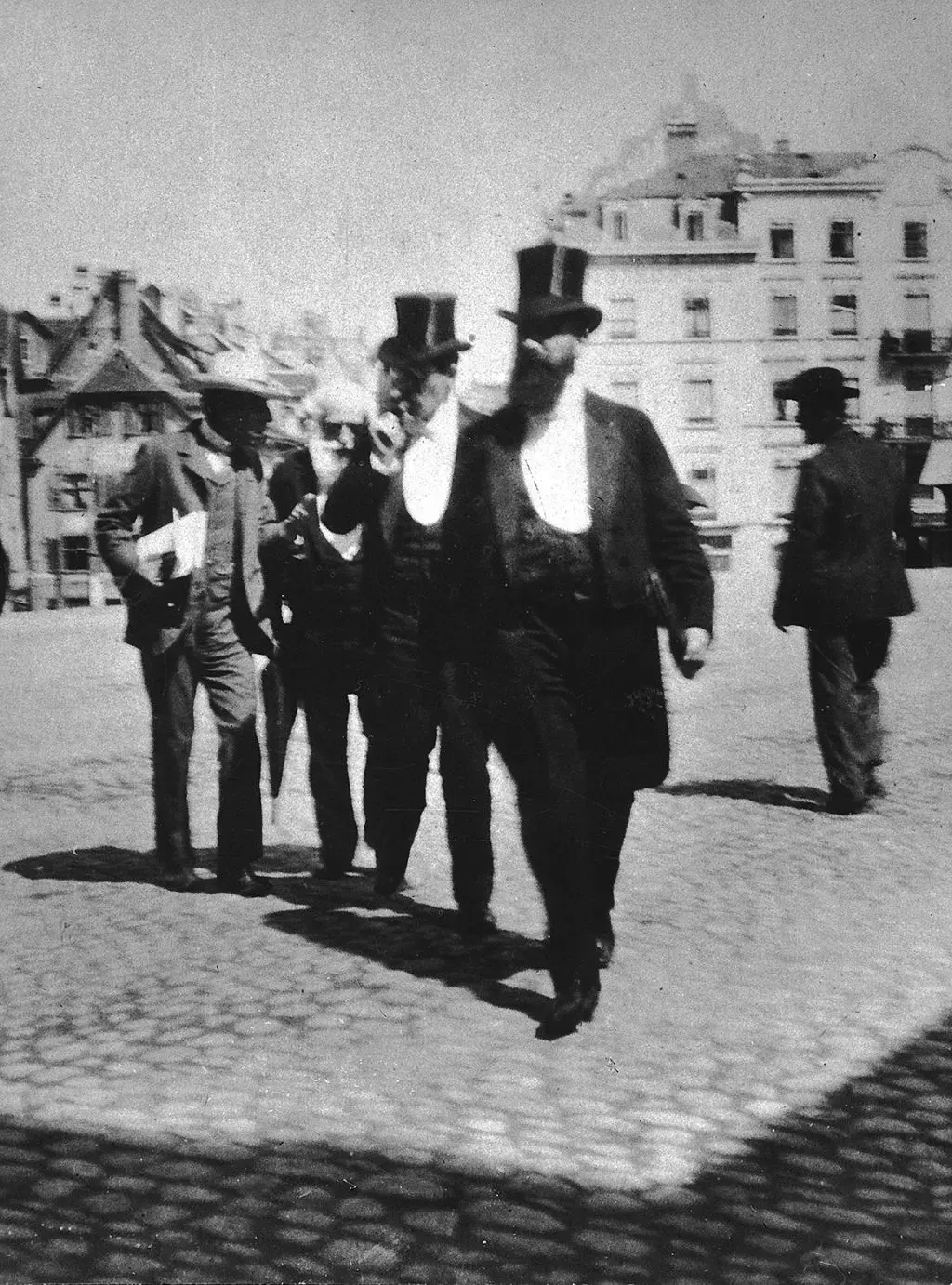 Theodor Herzl überquert den Barfüsserplatz auf dem Weg ins Stadtcasino, 1897