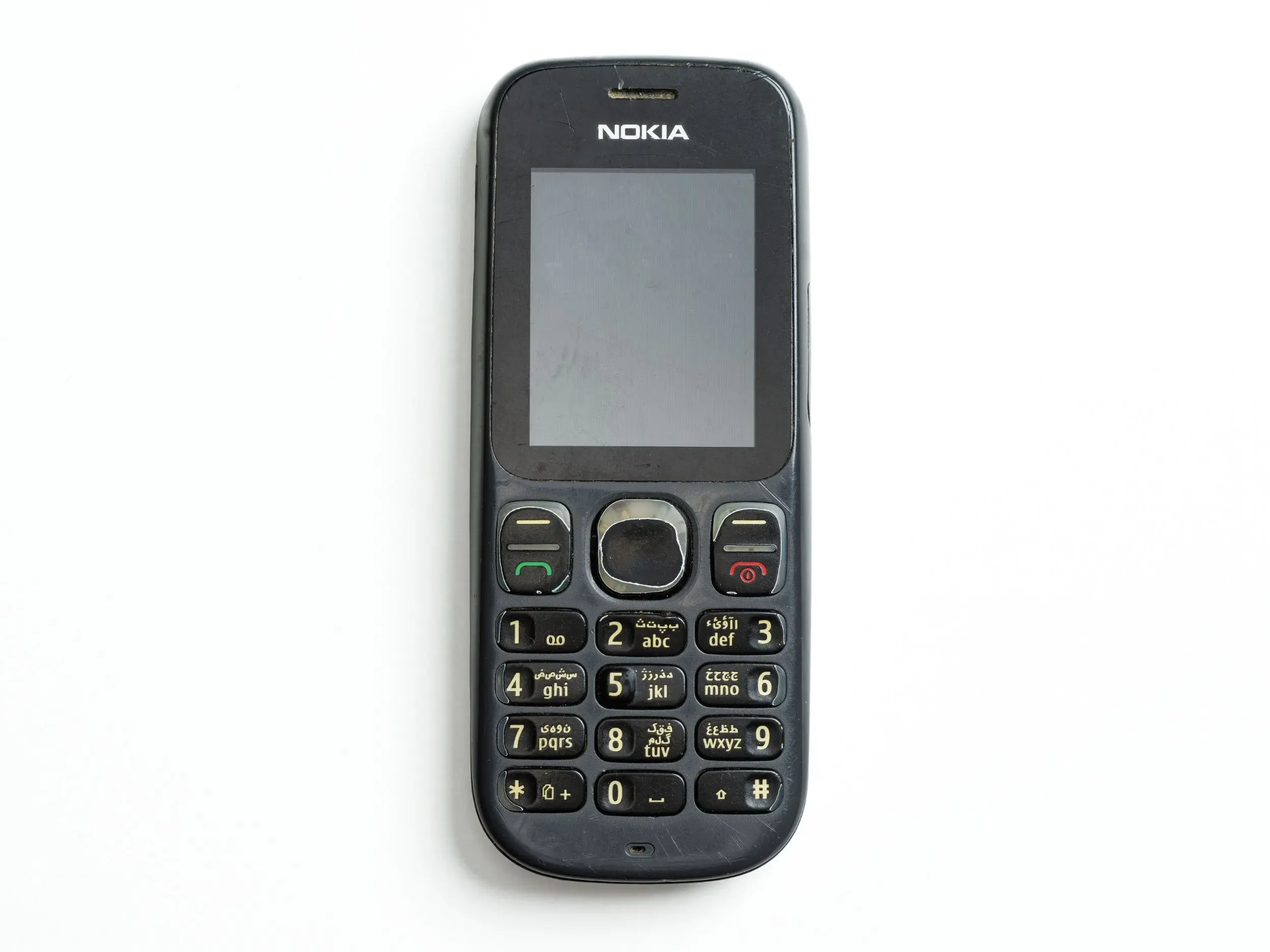 Mobiltelefon Nokia 101 mit Tastenbeschriftung in lateinischen Buchstaben und Farsi.