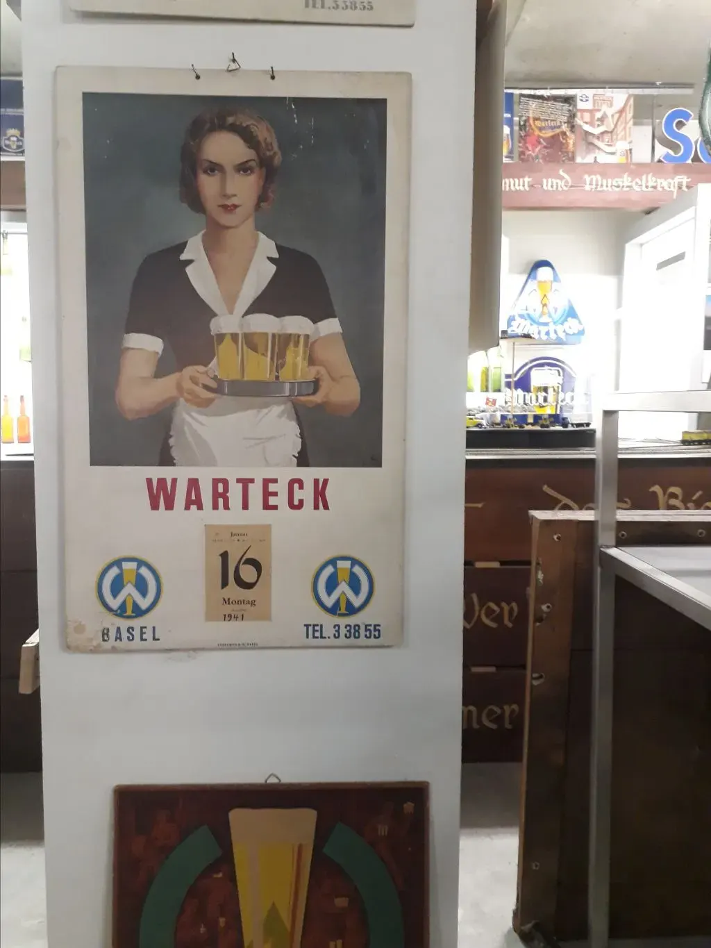 Ein altes Poster mit einer Frau, die Bier auf einem Tablet trägt