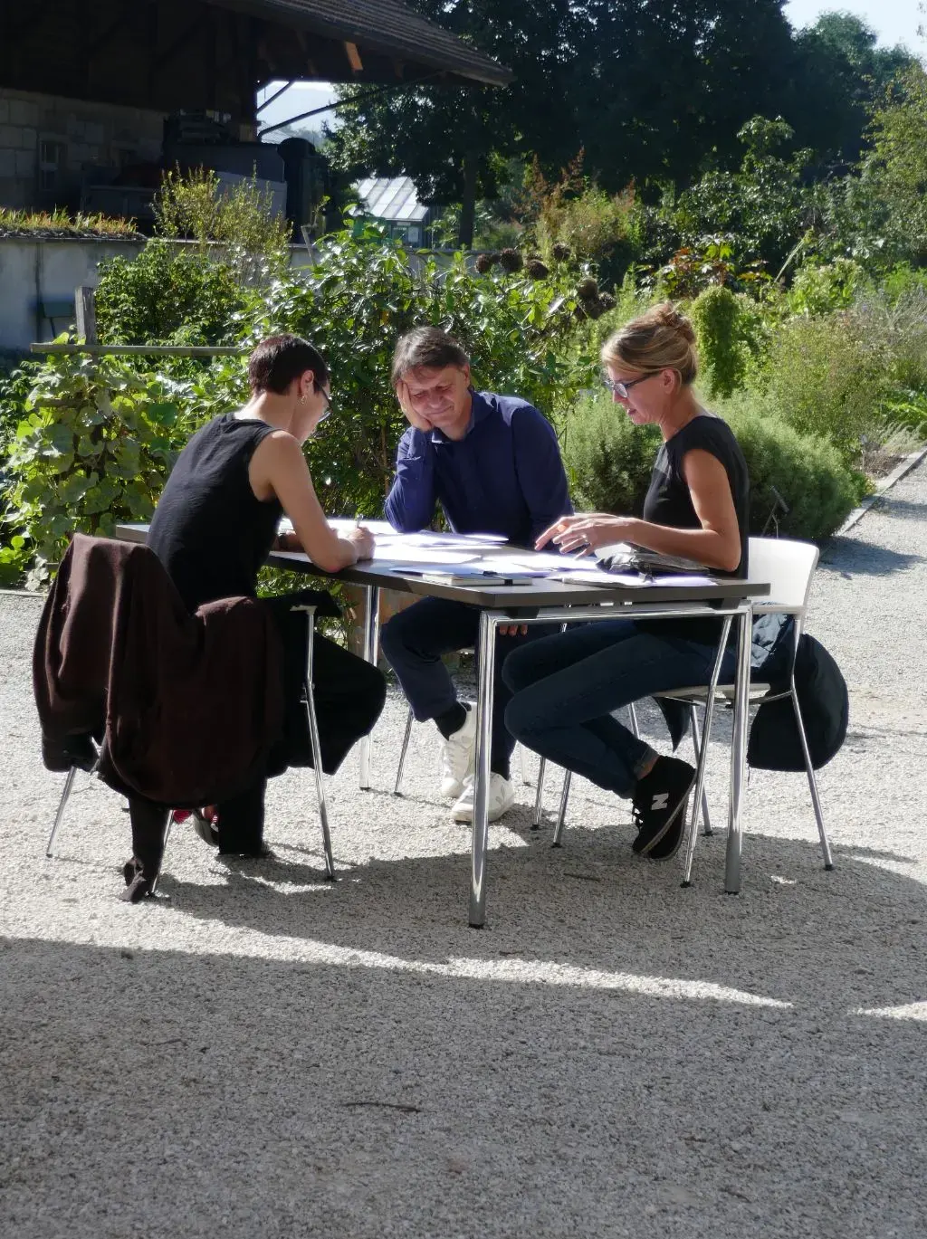 Drei Mitglieder von Stadt Geschichte Basel an einem Tisch